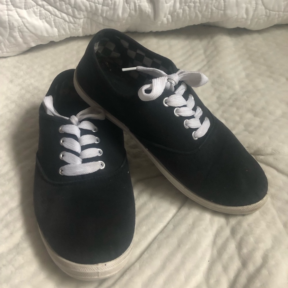 Black and white light weight shoes
